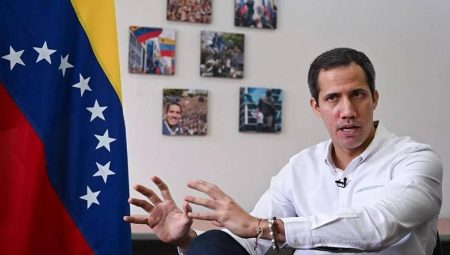 Kendini Venezuela’nın başkanı ilan eden Juan Guaido, Maduro’ya karşı adaylığını açıkladı