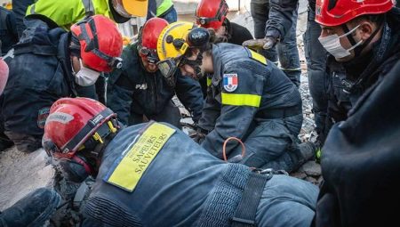 Macron, Fransa’nın Türkiye ile dayanışmasının devam edeceğini belirtti
