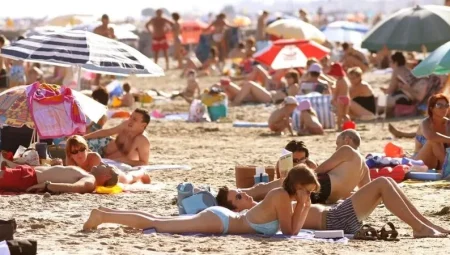 Fransa’da yeni kısıtlama: Üstsüz dolaşan turistlere para cezası geliyor