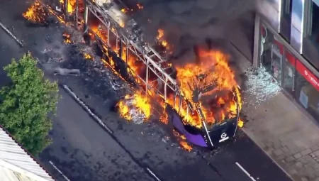 Kuzey İrlanda’da bıçaklı hücumun akabinde sokaklar karıştı; araçlar ateşe verildi, toplu taşıma durduruldu